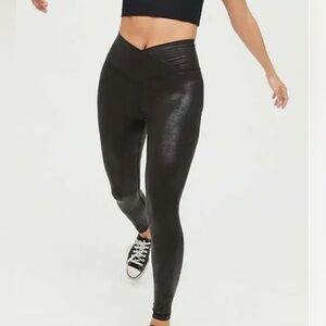 Offline by Aerie Women’s Black Glossy Leggings Crossover ~ Size Medium